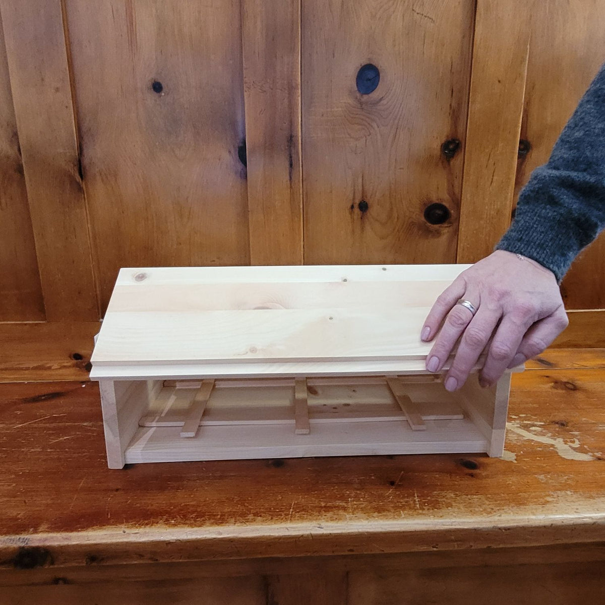 Brotkasten mit Klappe | inkl. Zirbenholz-Gitter und Bienenwachstuch | L 45 x H 16 x B 25 cm | 100% Zirbenholz | Echtes Handwerk