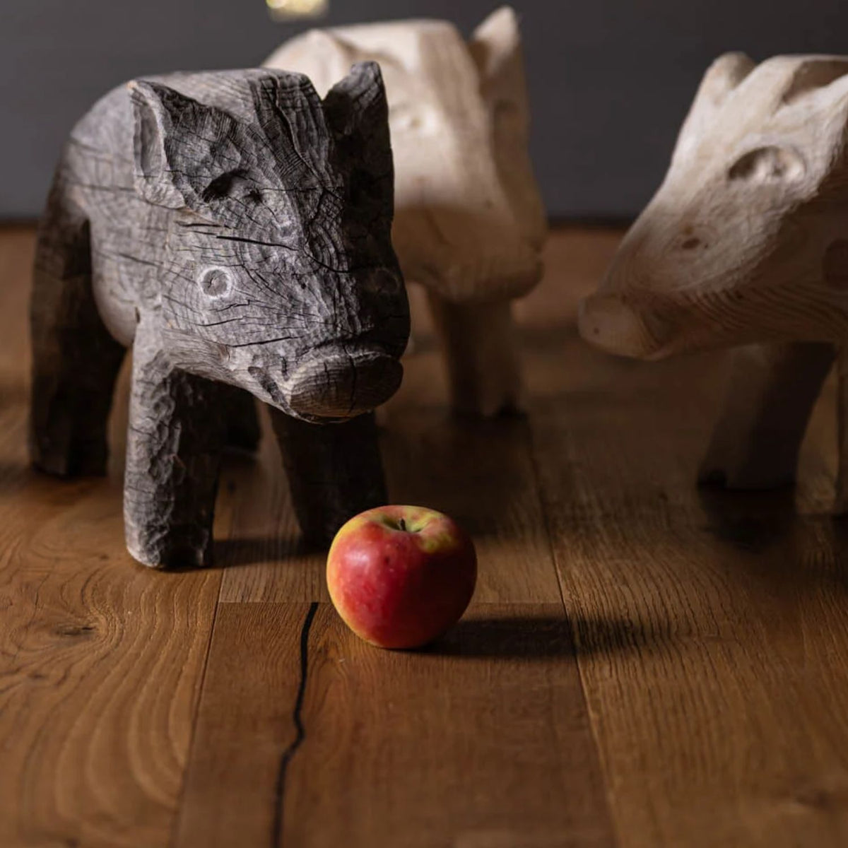 Ferkel aus Fichtenholz | mit runden Zirbeneinlagen | H 27,5 x B 15 cm | Made in Austria