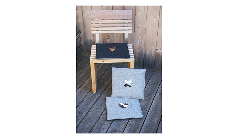 Stylisches Sitzkissen aus Filz mit Motiv ‘Cozy’ kuh_dunkel