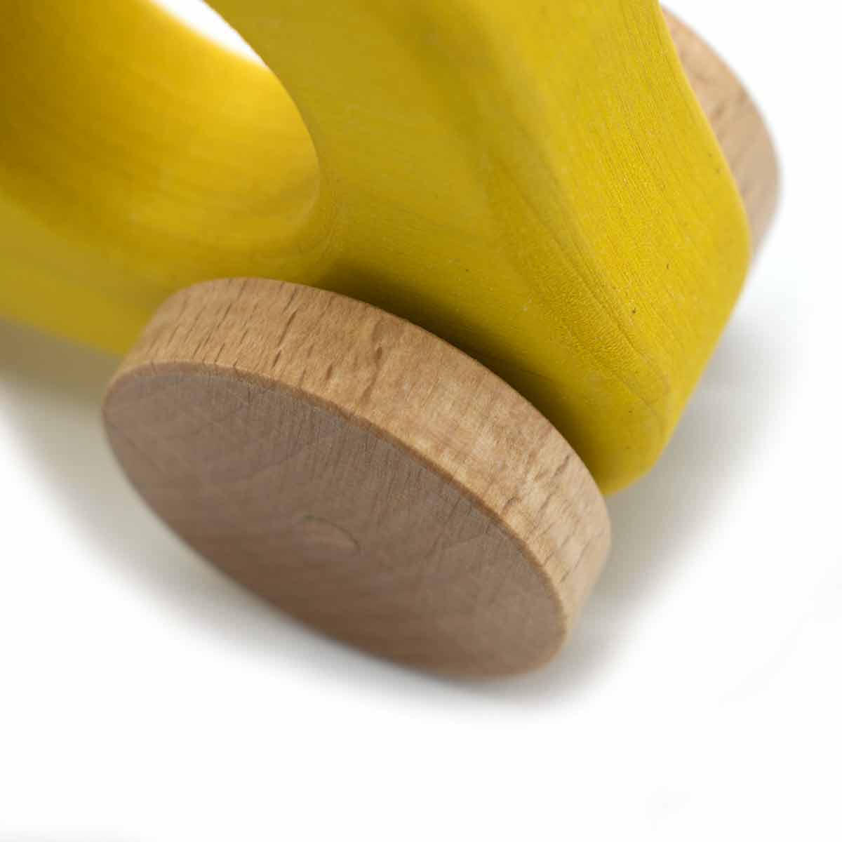 Holzauto aus 100 % Naturmaterialien | Hergestellt in einer geschützen Werkstätte | 14x8 cm Gelb