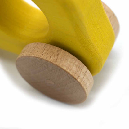 Holzauto aus 100 % Naturmaterialien | Hergestellt in einer geschützen Werkstätte | 14x8 cm Gelb