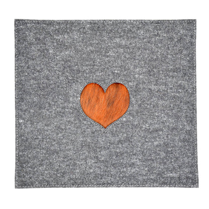 Stylisches Sitzkissen aus Filz mit Motiv ‘Cozy’ herz_hellgrau