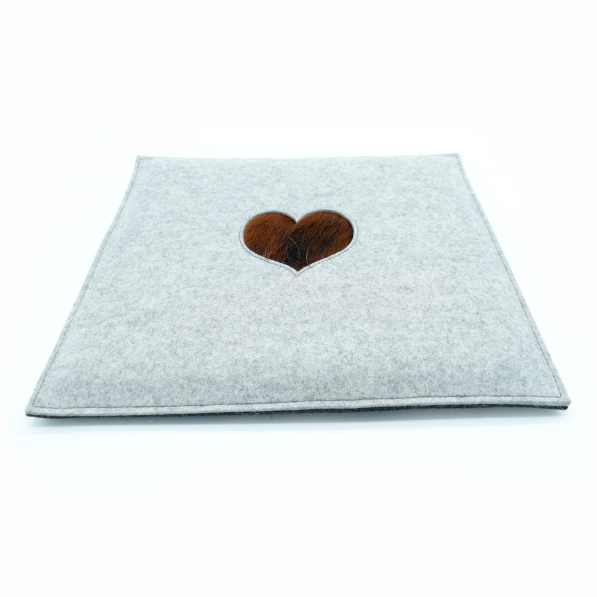 Stylisches Sitzkissen aus Filz mit Motiv ‘Cozy’ herz_hellgrau