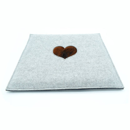 Stylisches Sitzkissen aus Filz mit Motiv ‘Cozy’ herz_hellgrau