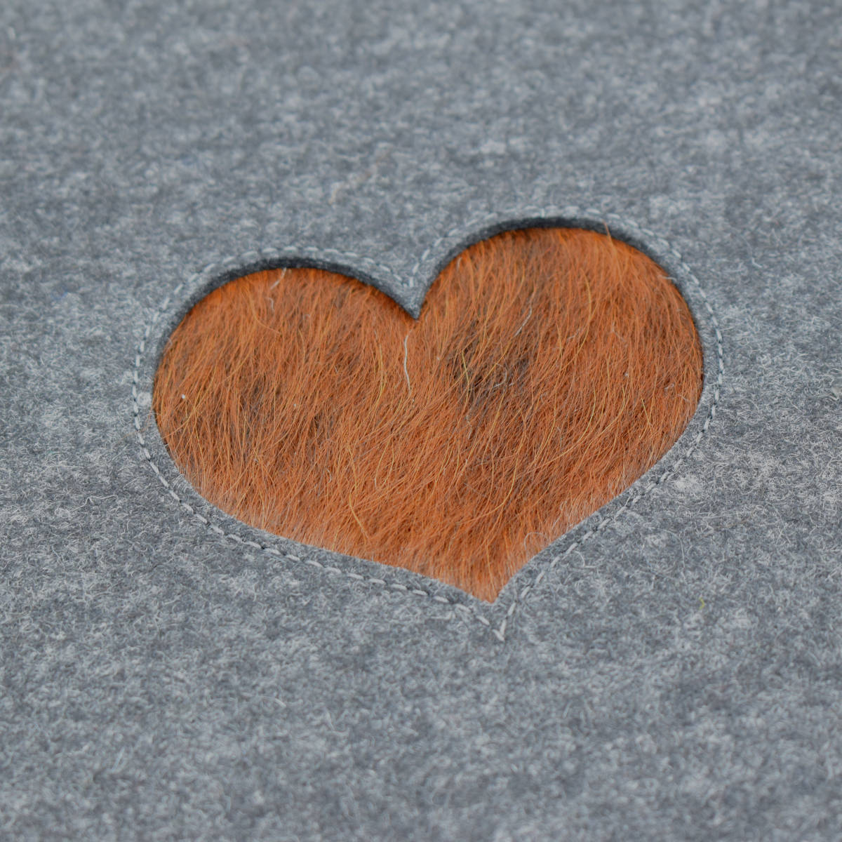 Stylisches Sitzkissen aus Filz mit Motiv ‘Cozy’ herz_hellgrau