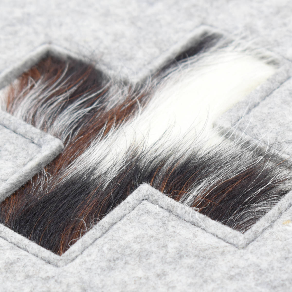 Stylisches Sitzkissen aus Filz mit Motiv ‘Cozy’ herz_hellgrau