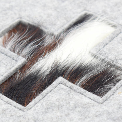 Stylisches Sitzkissen aus Filz mit Motiv ‘Cozy’ herz_hellgrau