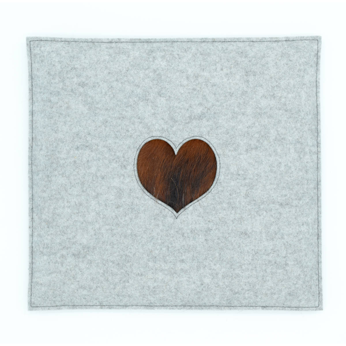 Stylisches Sitzkissen aus Filz mit Motiv ‘Cozy’ herz_hellgrau