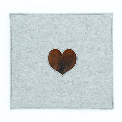 Stylisches Sitzkissen aus Filz mit Motiv ‘Cozy’ herz_hellgrau