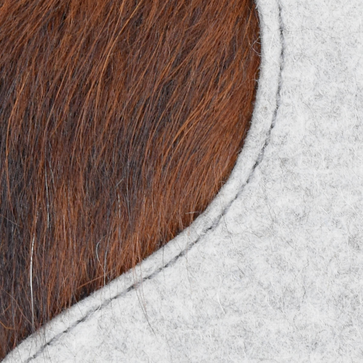 Stylisches Sitzkissen aus Filz mit Motiv ‘Cozy’ herz_hellgrau