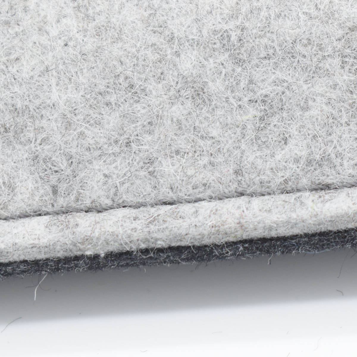 Stylisches Sitzkissen aus Filz mit Motiv ‘Cozy’ herz_hellgrau