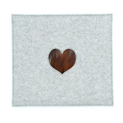 Stylisches Sitzkissen aus Filz mit Motiv ‘Cozy’ herz_hellgrau