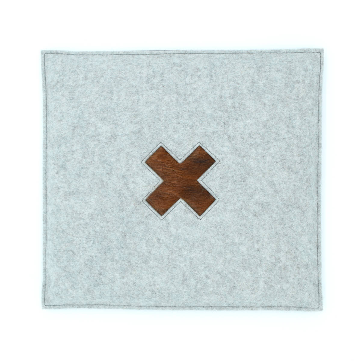 Stylisches Sitzkissen aus Filz mit Motiv ‘Cozy’ kreuz_hellgrau