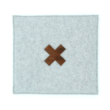 Stylisches Sitzkissen aus Filz mit Motiv ‘Cozy’ kreuz_hellgrau