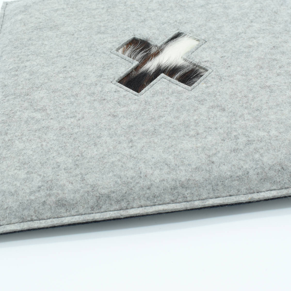 Stylisches Sitzkissen aus Filz mit Motiv ‘Cozy’ kreuz_hellgrau