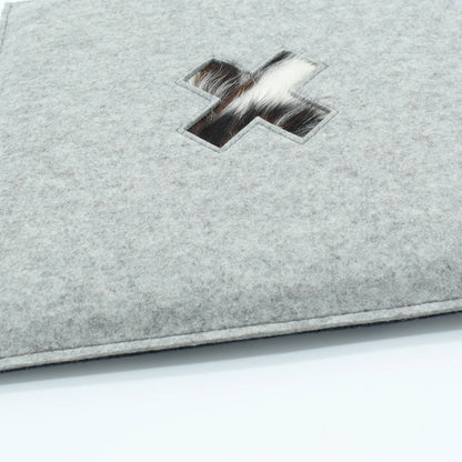 Stylisches Sitzkissen aus Filz mit Motiv ‘Cozy’ kreuz_hellgrau