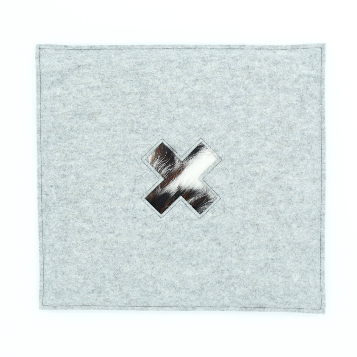 Stylisches Sitzkissen aus Filz mit Motiv ‘Cozy’ kreuz_hellgrau