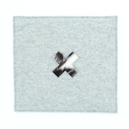 Stylisches Sitzkissen aus Filz mit Motiv ‘Cozy’ kreuz_hellgrau