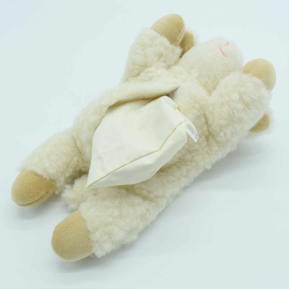 Kuscheltier aus Schafwolle mit Kirschkern Füllung 'Cherry Belly' 24 cm Länge - Handarbeit aus Österreich