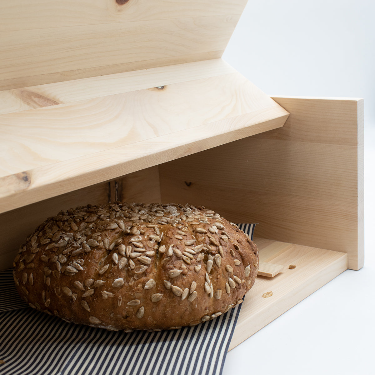 Brotkasten mit Klappe | inkl. Zirbenholz-Gitter und Bienenwachstuch |  L 45 x H 16 x B 25 cm | 100% Zirbenholz | Echtes Handwerk