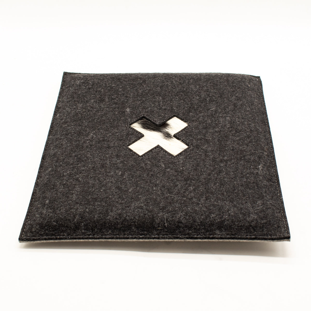 Stylisches Sitzkissen aus Filz mit Motiv ‘Cozy’ kreuz_dunkel
