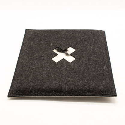 Stylisches Sitzkissen aus Filz mit Motiv ‘Cozy’ kreuz_dunkel