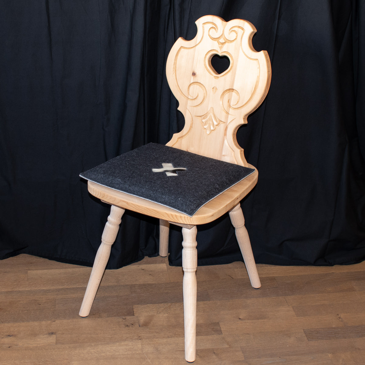 Stylisches Sitzkissen aus Filz mit Motiv ‘Cozy’ kreuz_dunkel