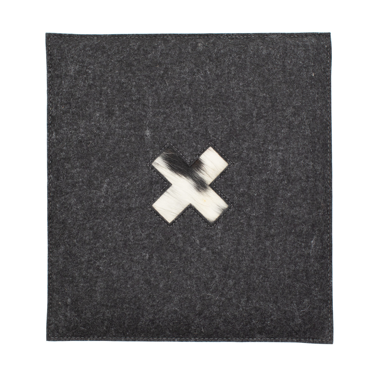 Stylisches Sitzkissen aus Filz mit Motiv ‘Cozy’ kreuz_dunkel