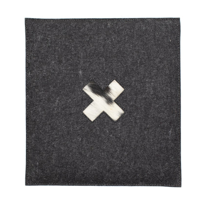 Stylisches Sitzkissen aus Filz mit Motiv ‘Cozy’ kreuz_dunkel