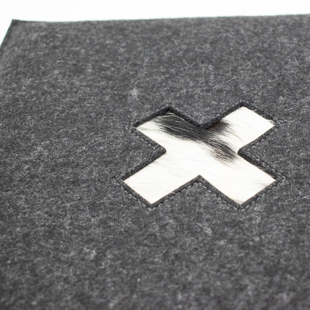 Stylisches Sitzkissen aus Filz mit Motiv ‘Cozy’ kreuz_dunkel