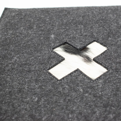 Stylisches Sitzkissen aus Filz mit Motiv ‘Cozy’ kreuz_dunkel