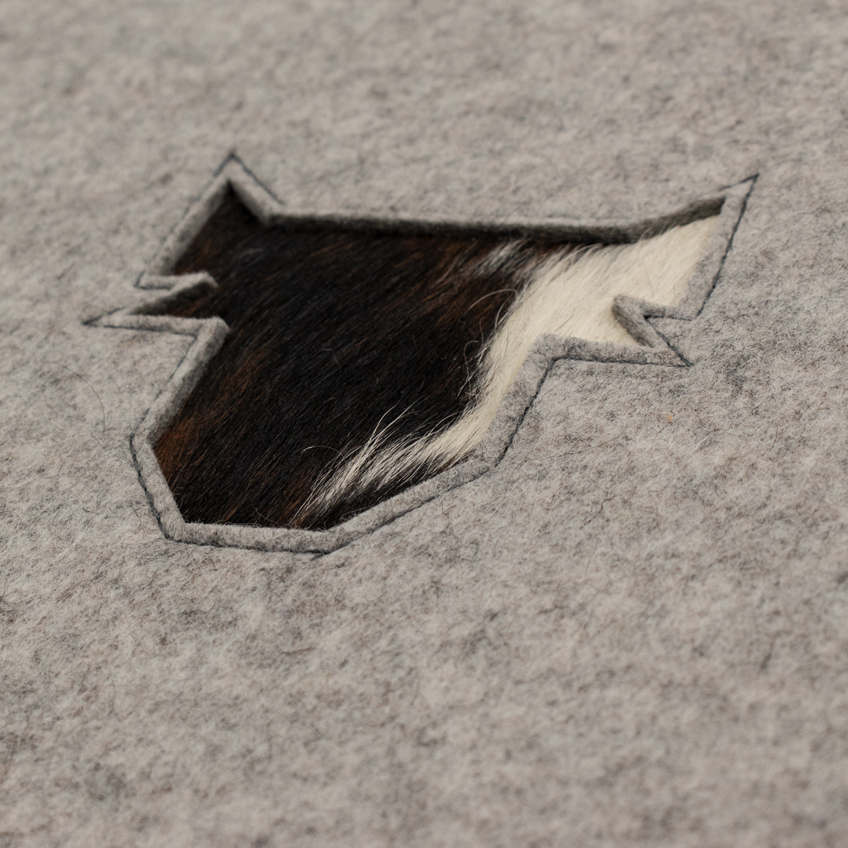 Stylisches Sitzkissen aus Filz mit Motiv ‘Cozy’ kuh_hellgrau