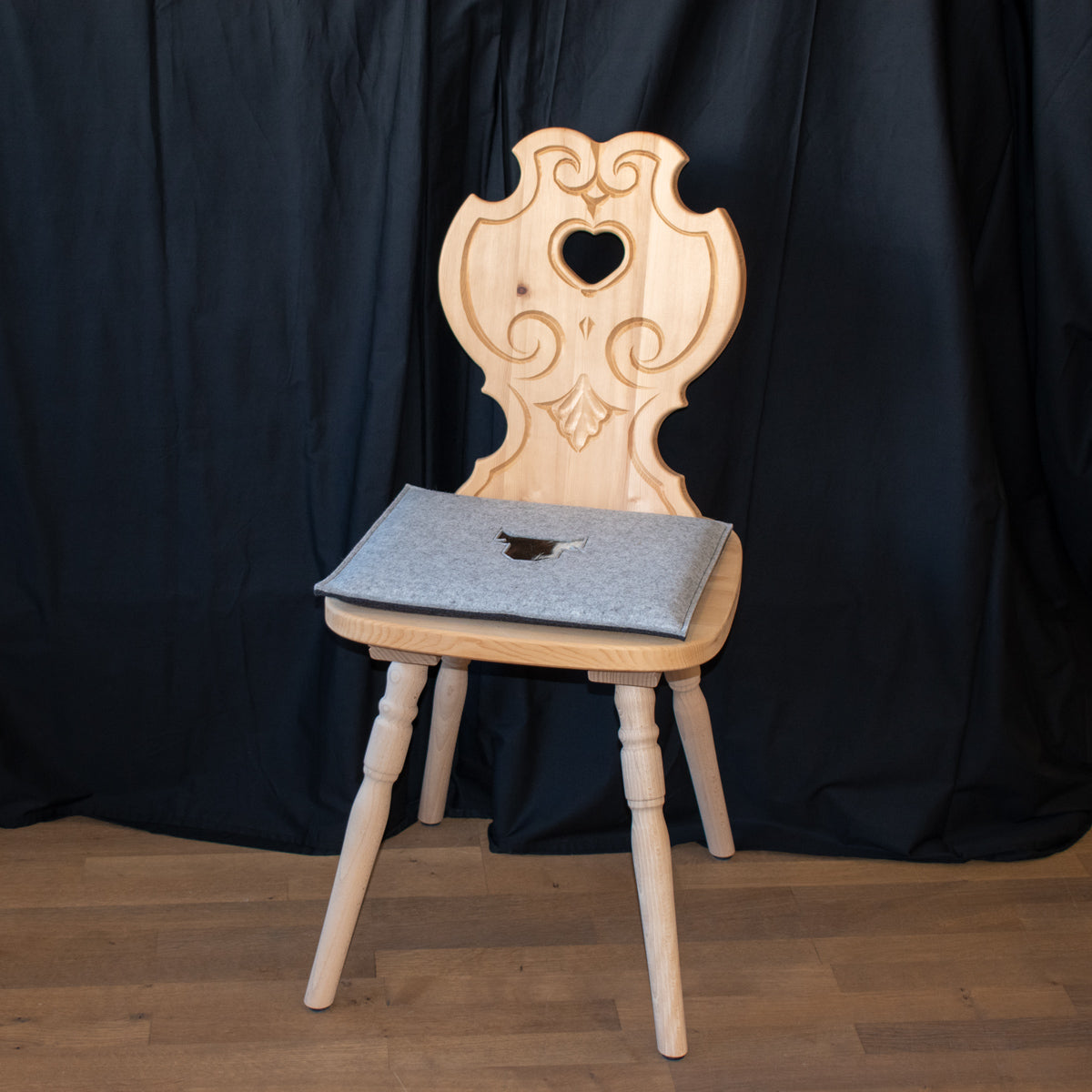 Stylisches Sitzkissen aus Filz mit Motiv ‘Cozy’ kuh_hellgrau