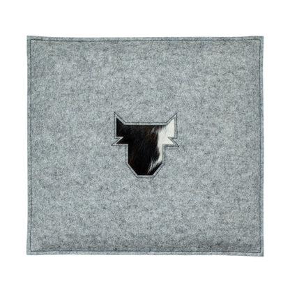 Stylisches Sitzkissen aus Filz mit Motiv ‘Cozy’ kuh_hellgrau