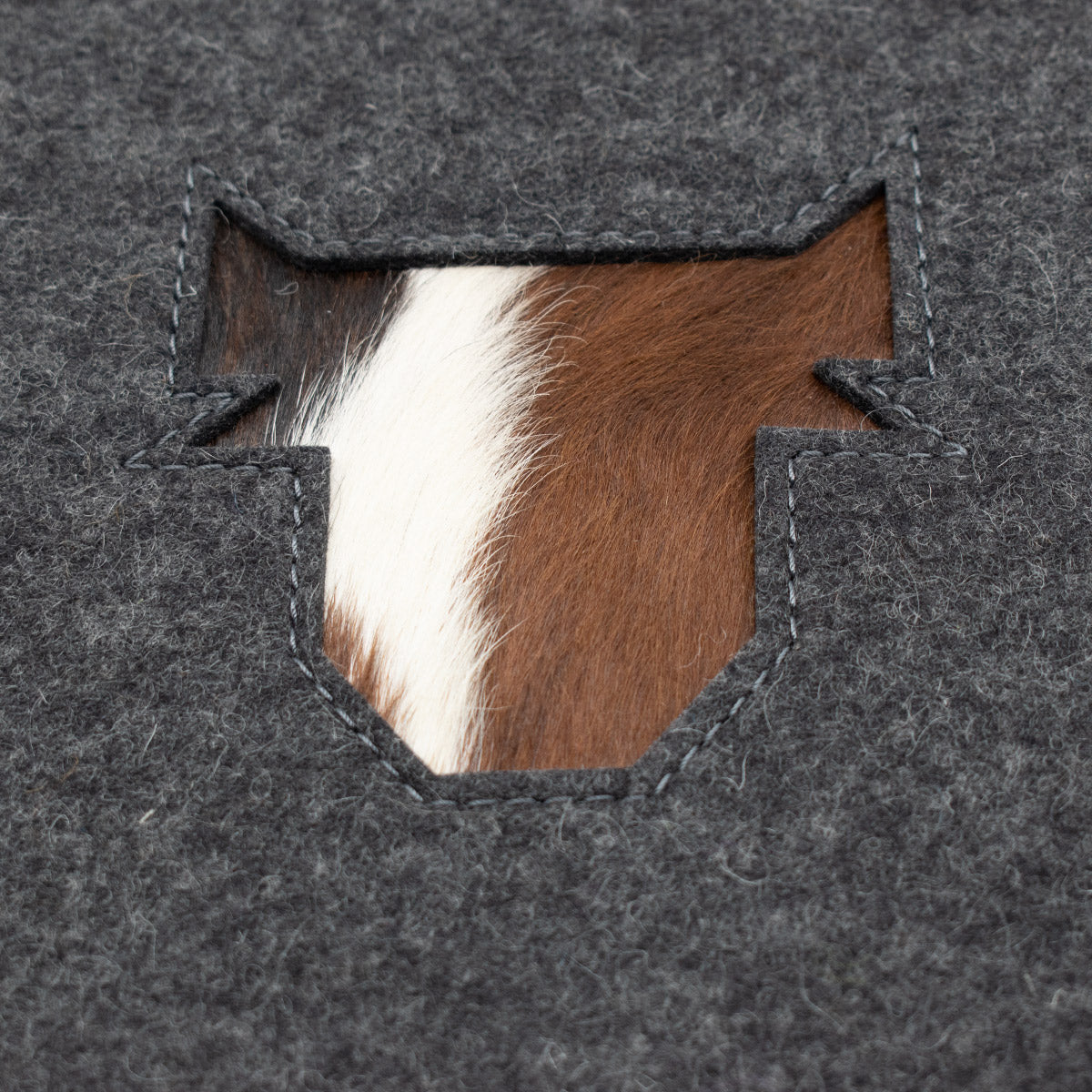 Stylisches Sitzkissen aus Filz mit Motiv ‘Cozy’ kuh_dunkel