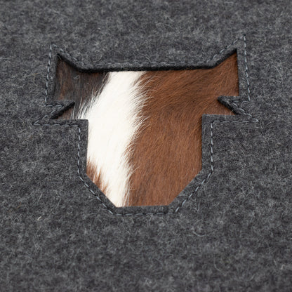 Stylisches Sitzkissen aus Filz mit Motiv ‘Cozy’ kuh_dunkel