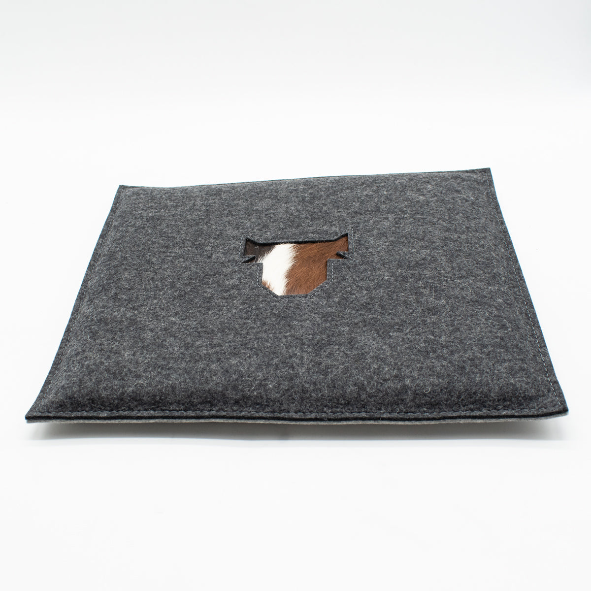 Stylisches Sitzkissen aus Filz mit Motiv ‘Cozy’ kuh_dunkel