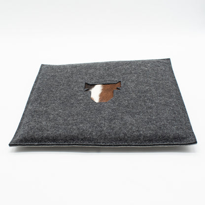 Stylisches Sitzkissen aus Filz mit Motiv ‘Cozy’ kuh_dunkel