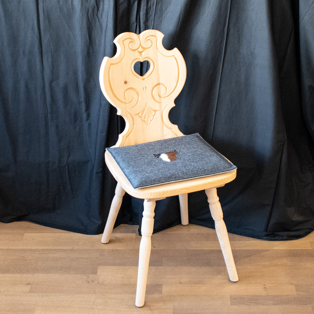 Stylisches Sitzkissen aus Filz mit Motiv ‘Cozy’ kuh_dunkel