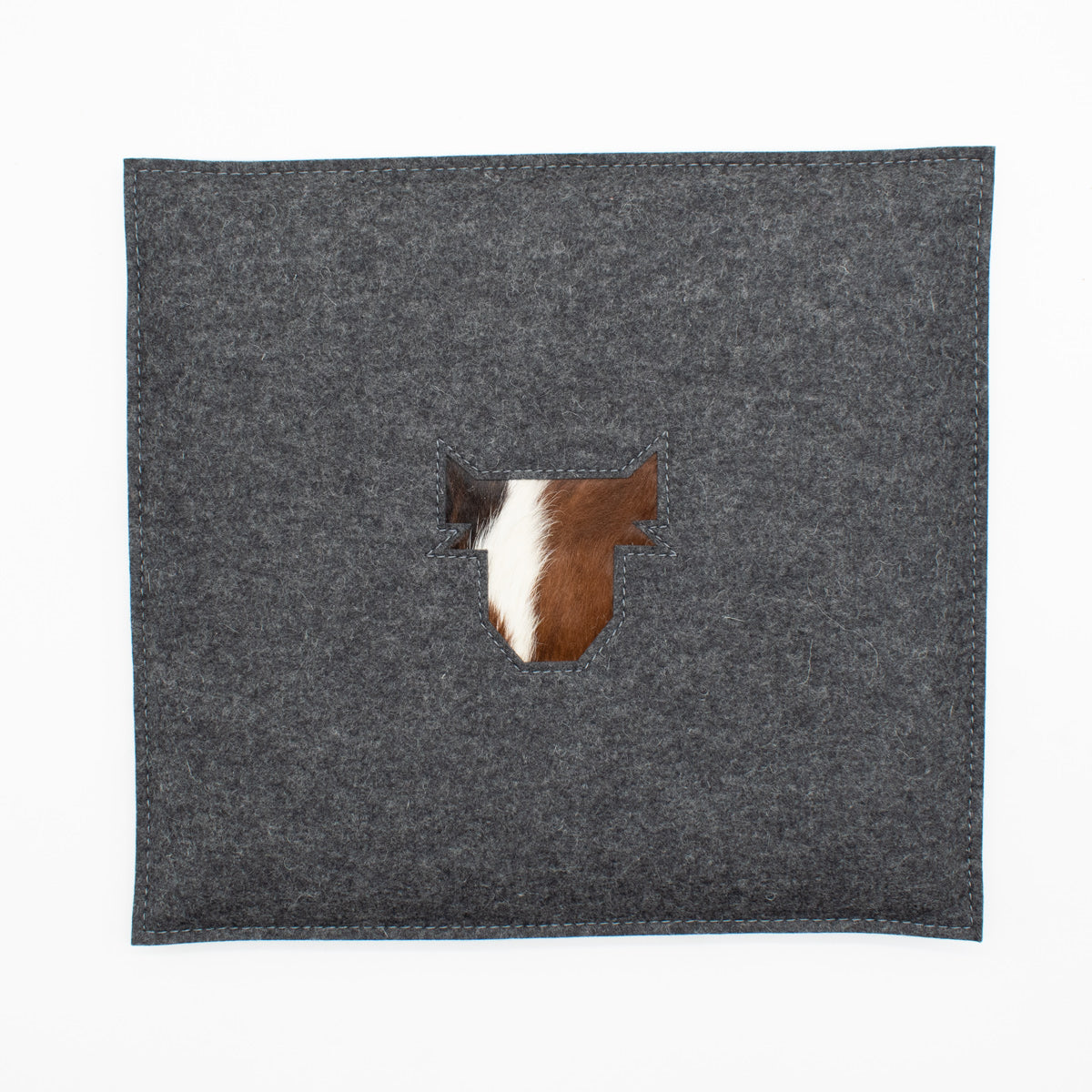 Stylisches Sitzkissen aus Filz mit Motiv ‘Cozy’ kuh_dunkel