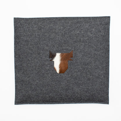 Stylisches Sitzkissen aus Filz mit Motiv ‘Cozy’ kuh_dunkel