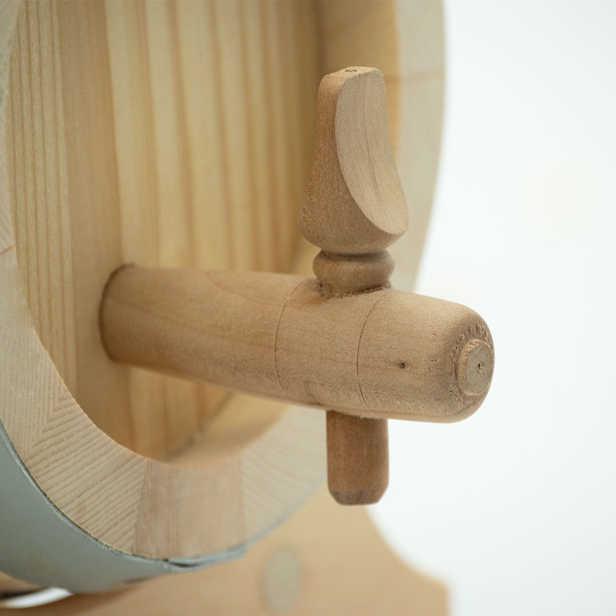 Hochwertiges Holzfass aus massiver Zirbe 1L