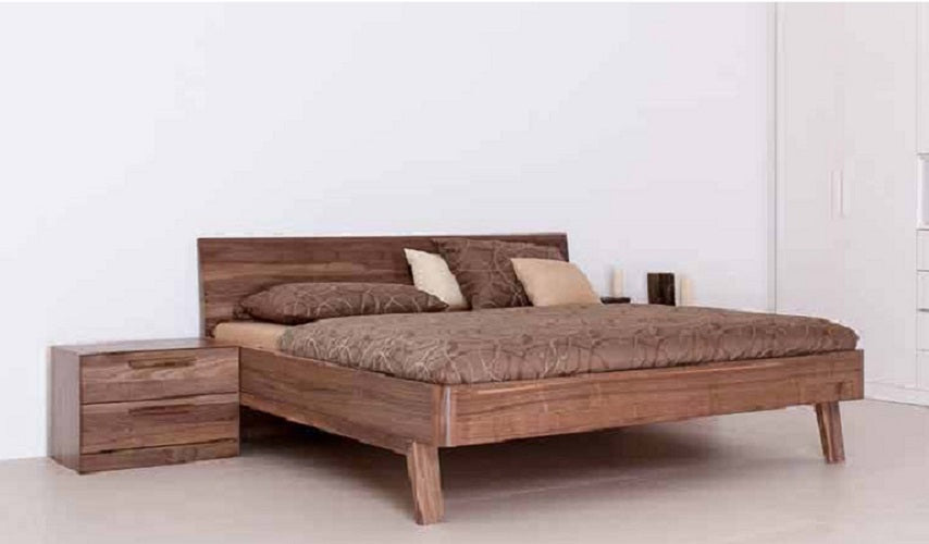 Klassisches Massivholzbett 'Style' -  90x200 Astfichte mit Wasserlack behandelt
