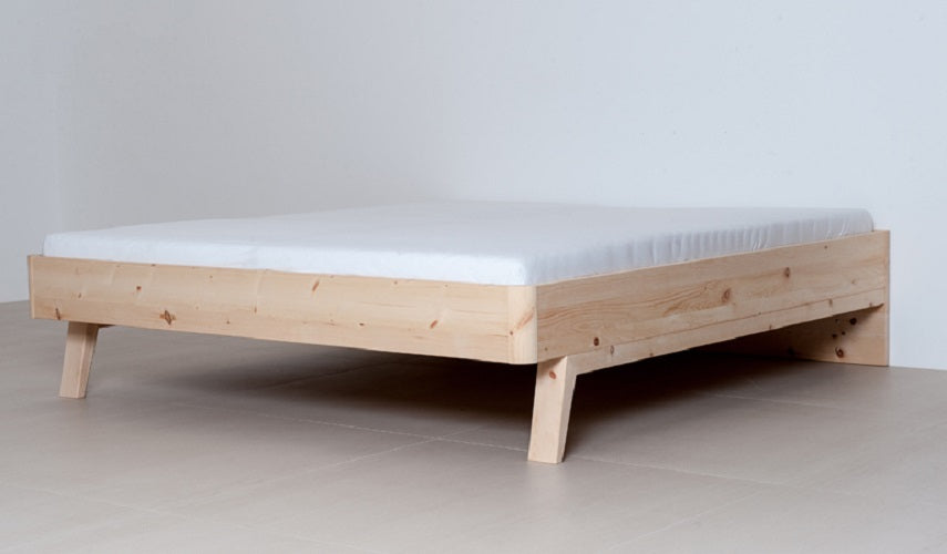 Klassisches Massivholzbett 'Style' -  90x200 Astfichte mit Wasserlack behandelt