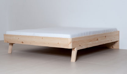 Klassisches Massivholzbett 'Style' -  90x200 Astfichte mit Wasserlack behandelt