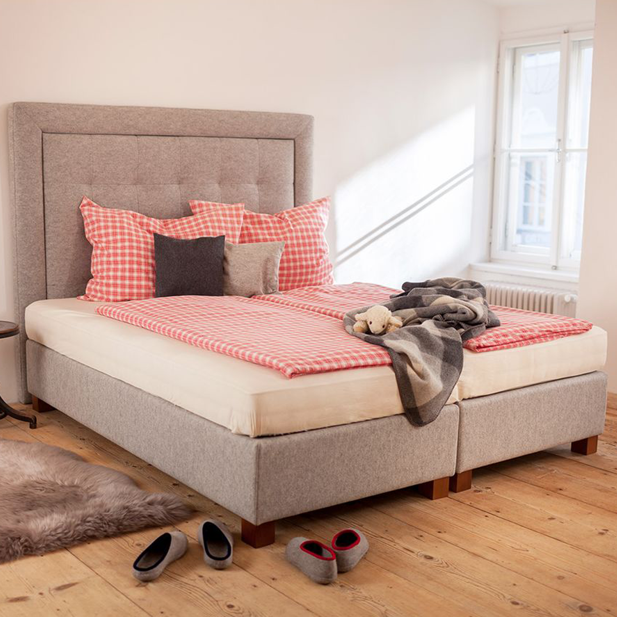Boxspringbett aus natürlichen Rohstoffen  | Untergestell mit massivem Holzkern | Bezug aus 100 % reiner Schafschurwolle 90 x 200 cm mit Kopfteil