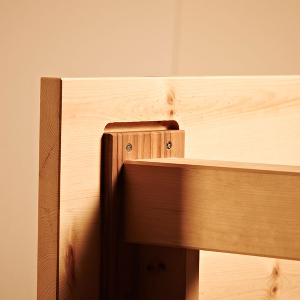 Massiver Holztisch 'Tablein' - im Landhaus-Stil  Astfichte mit Wasserlack behandelt 160x90x75