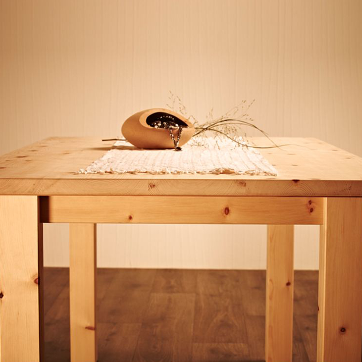 Massiver Holztisch 'Tablein' - im Landhaus-Stil  Astfichte mit Wasserlack behandelt 160x90x75