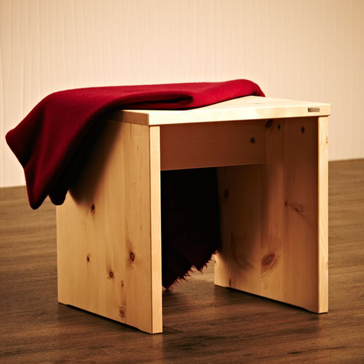 Hocker aus Massivholz  - 'Homerest' Kernbuche mit Wasserlack behandelt
