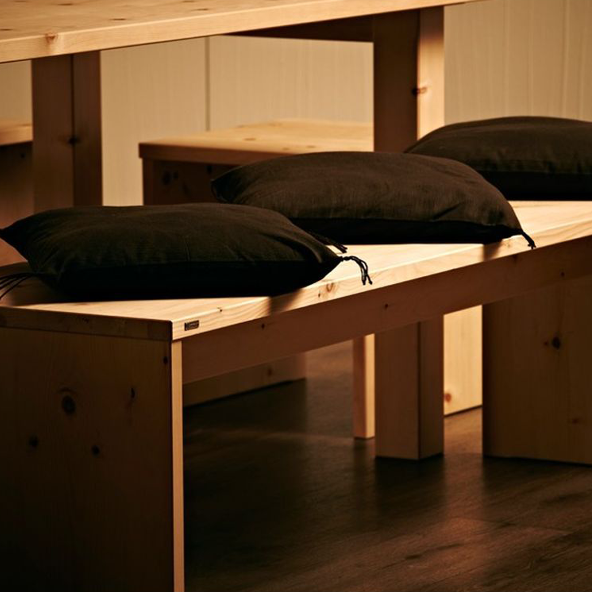 Hocker aus Massivholz  - 'Homerest' Kernbuche mit Wasserlack behandelt